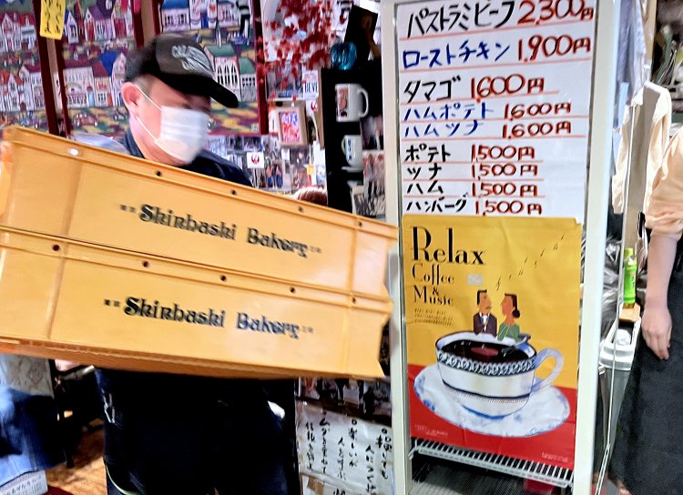 10時30分になりこの日2回目の配達がやってきた！　パンの香ばしい香りが充満するとともに、なんとなく室温もあがったような……。