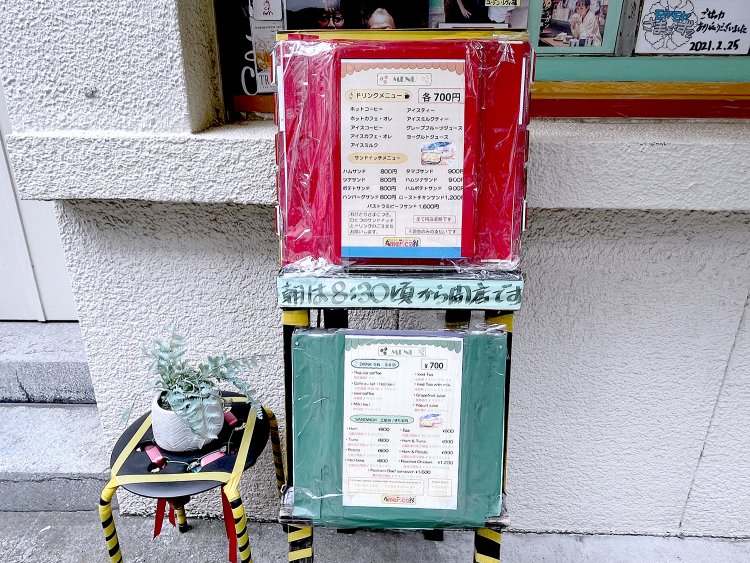 サンドイッチは全9種。1人につきサンドイッチとドリンクの注文が必須なので、並んでいる間に決めておくとスムーズ。