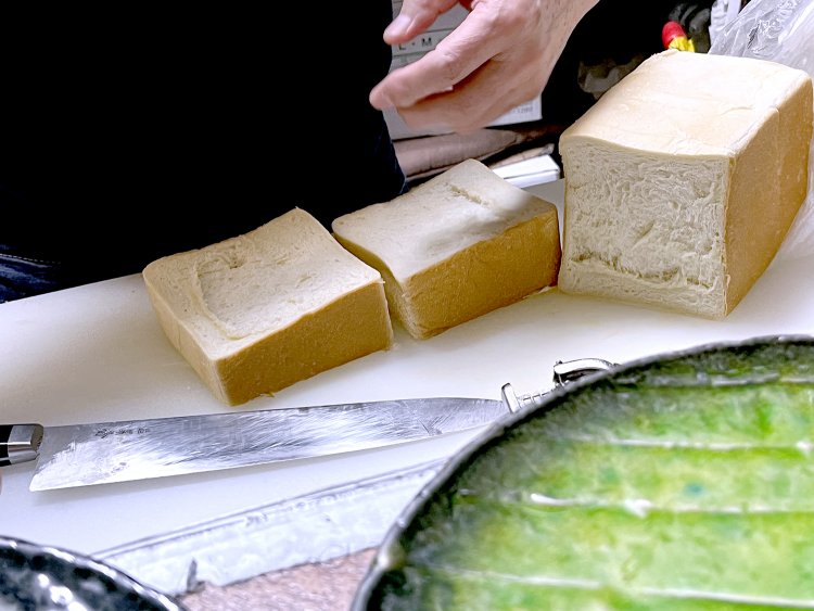 写真にはハッキリ写っていないが、パンの耳を切り落とした瞬間、パンの中から“炊きたてのご飯”のように湯気がもくもくと立っている。