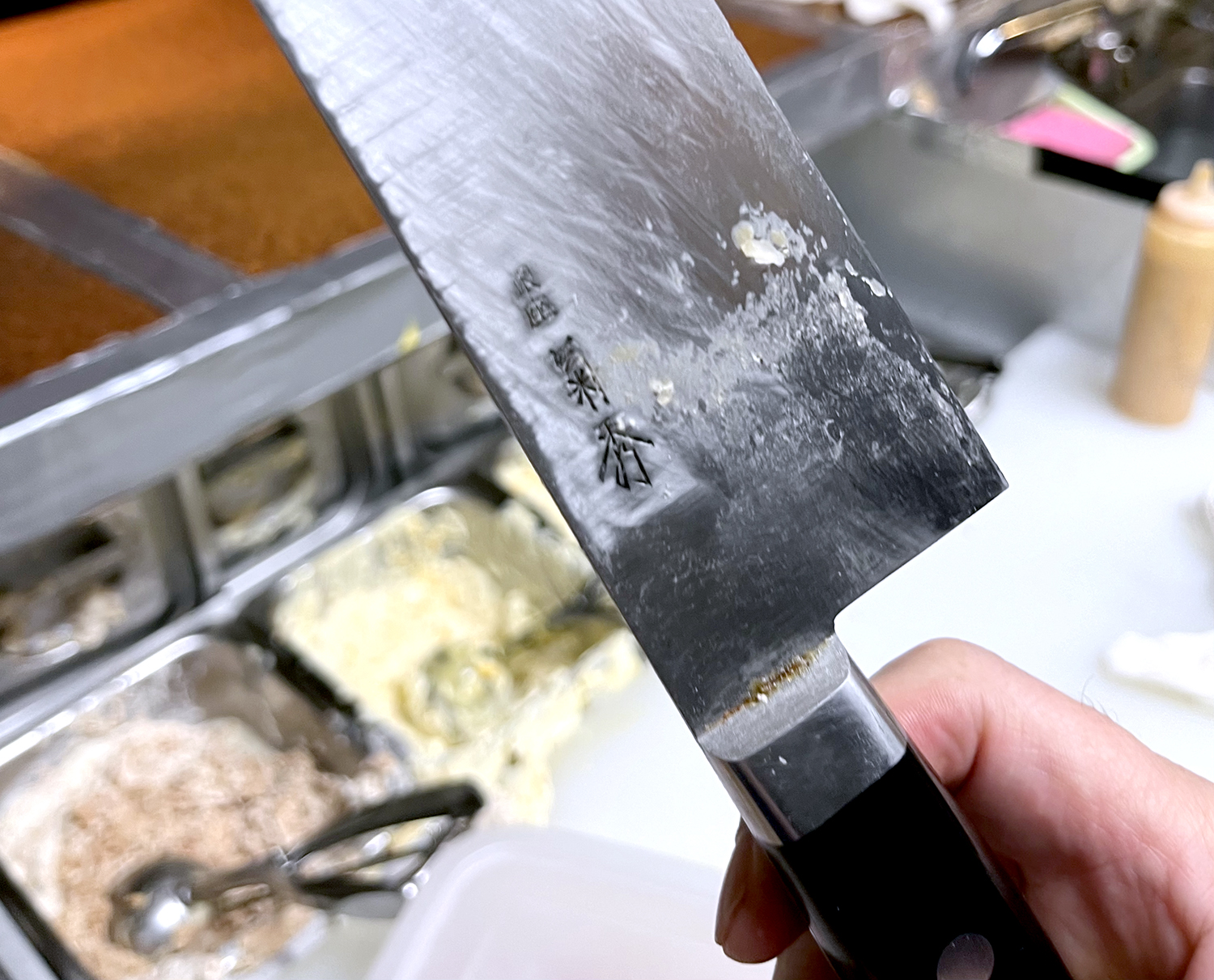 食パンは老舗高級カトラリー店『銀座 菊秀』の牛刀で切る。刃が薄くて切れ味バツグンの愛用品。