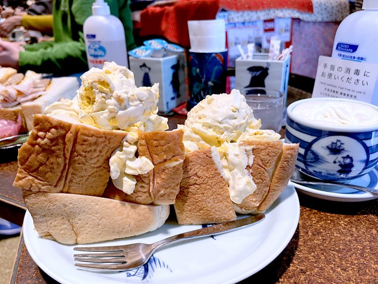 横から見たタマゴサンドもかなりフォトジェニック！　左側のパンの下に敷いてあるのは超厚切りのパンの耳。ちなみに食器類はすべて有田焼だ。