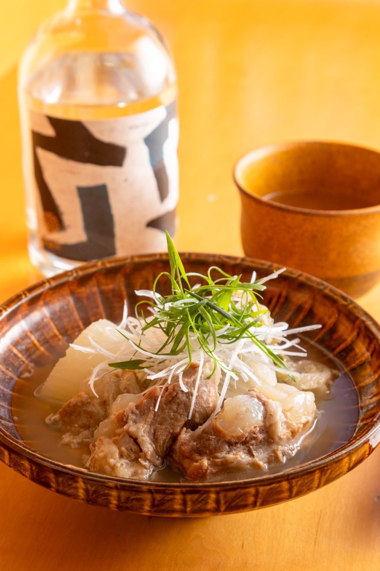 一押しのなんこつソーキと発酵白菜の煮込み1200円。