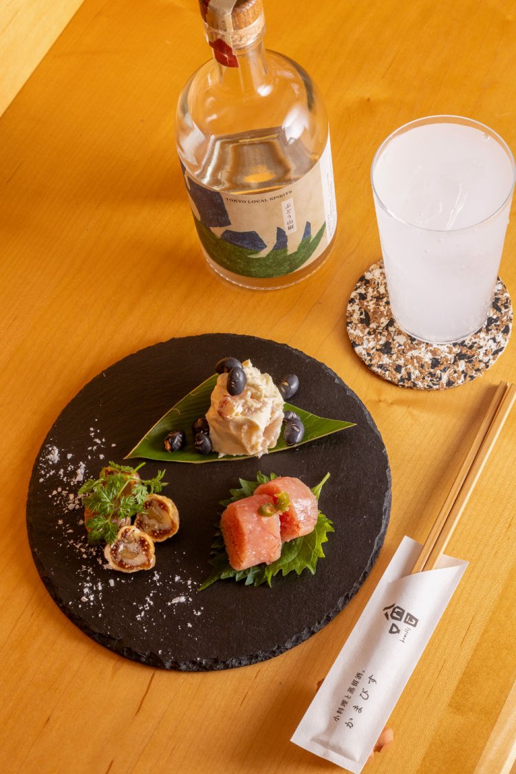 おつまみ三種盛り合わせ1200円と、季節のジンのハイボール1000円。