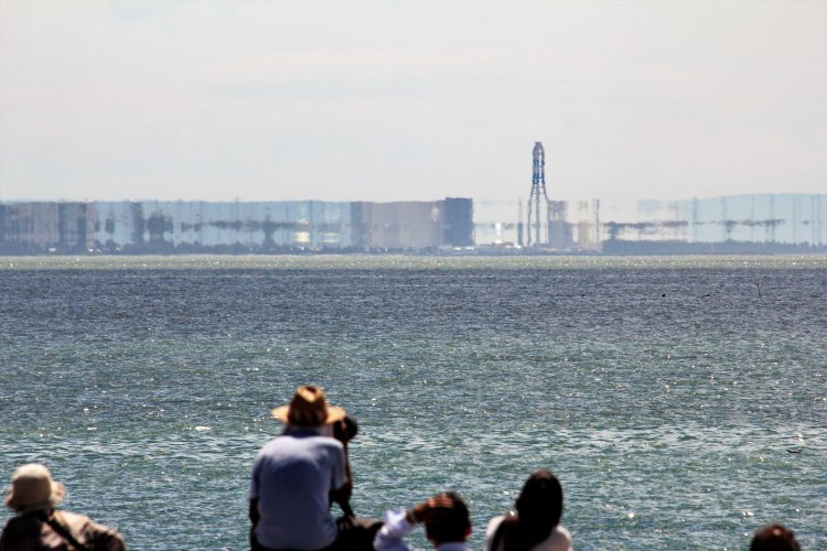 富山湾に現れる蜃気楼。富山火力発電所や新湊大橋などが反転して見える。