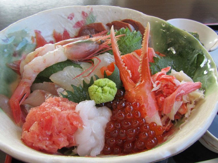 ブリや鯛、マグロ、白エビ、紅ズワイガニなど9種類もの海鮮がのっている喜見城丼3200円。※食材はその日の水揚げにより変更あり。