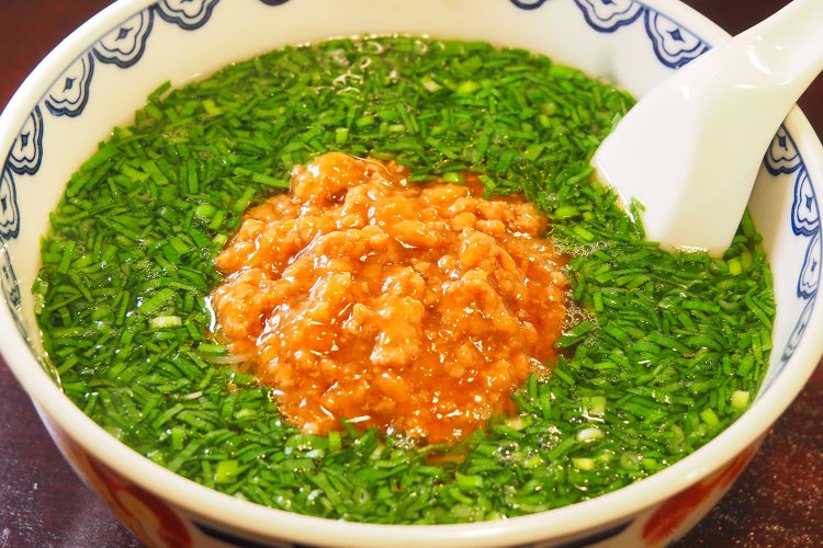 韮菜湯麵（ニラそば）1430円。
