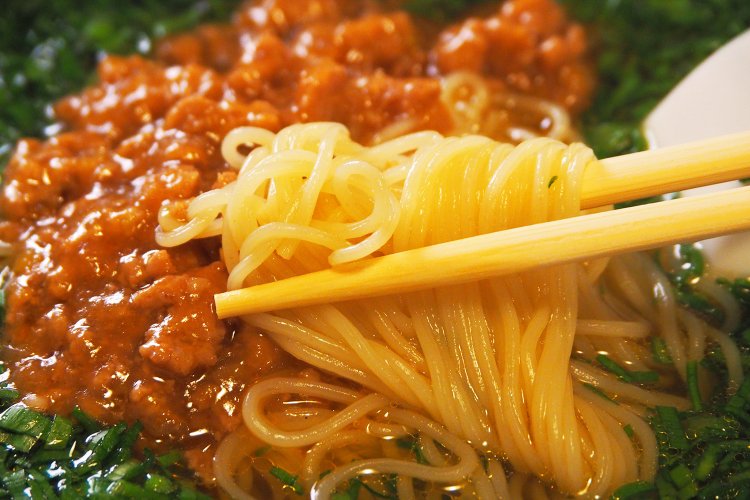 ストレートの細麺にニラがよく絡む。