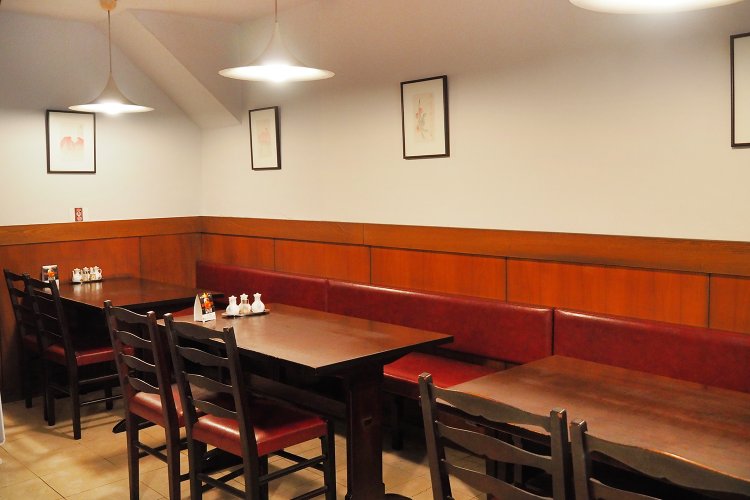 店内はテーブル席が24席。