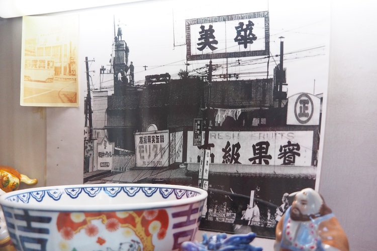 お店の入り口には、信濃町「美華」の写真が。