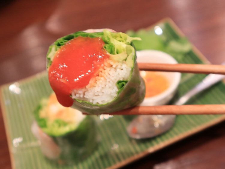 テーブルにある調味料の、ニンニク入りチリソースをかけてみた。