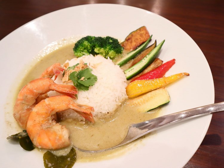 大きな海老が3尾も。大海老のグリーンカレー1397円。