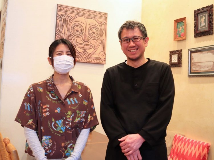 オーナーの大橋さん（右）と妻・紗瑛子さん（左）。