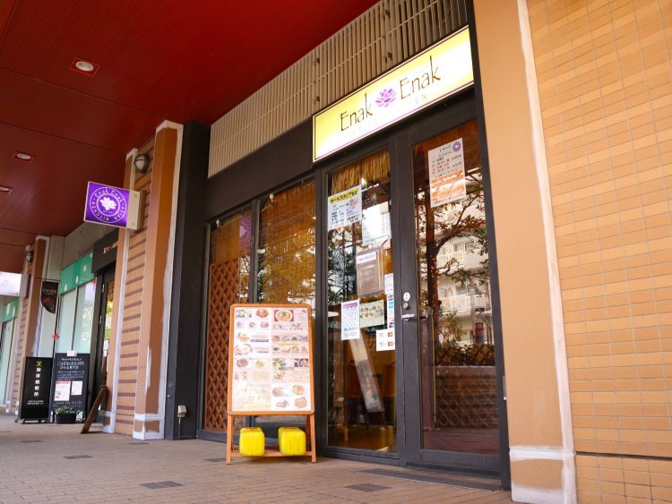 パープルのロゴが印象的な看板が目印。