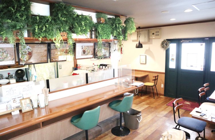 カウンター4席、テーブル16席が用意されたおしゃれな店内。