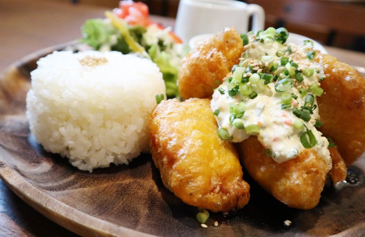 チキン南蛮、サラダ、スープ、ご飯、副菜2品がついたMogu-Moguプレート1485円。