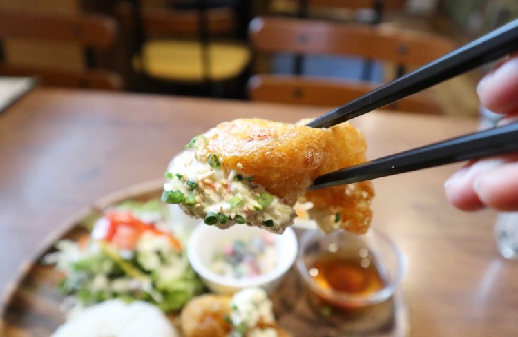 ひとつひとつの身が大きく、箸で持ち上げるとずっしり重みを感じるチキン南蛮。さて、そのお味は……？