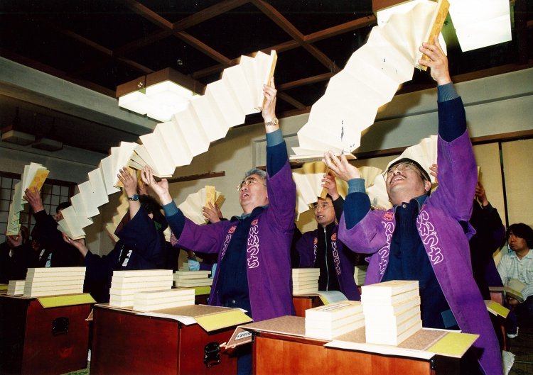 前夜に行われる「転読会」は、大般若経に魂を入れる大事な儀式。