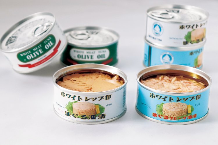 こだわりの原料と製法のホワイトシップ印「まぐろ油漬」は県民が誇る味。地元・由比（ゆい）缶詰所製の高級品で贈答需要にこたえ、セット商品もある。