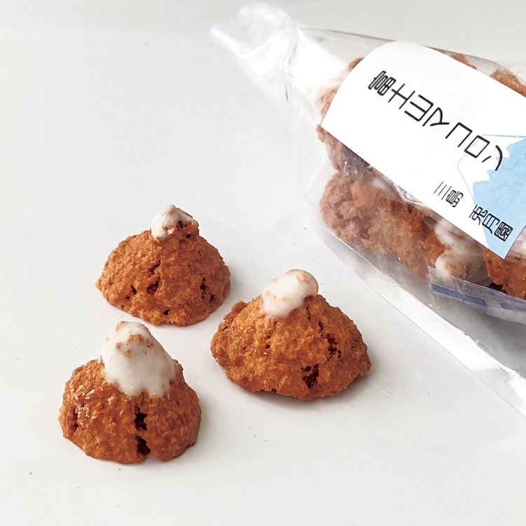 「富士山マコロン」。近くの三嶋大社前の老舗菓子店・兎月園（とげつえん）製で、銘菓「三島ざくら」も美味。