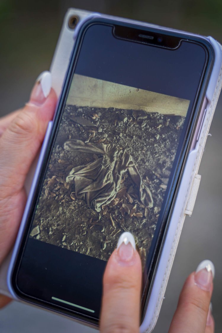 古い子供服が捨てられていて不気味。川奈さんも思わずパチリ！