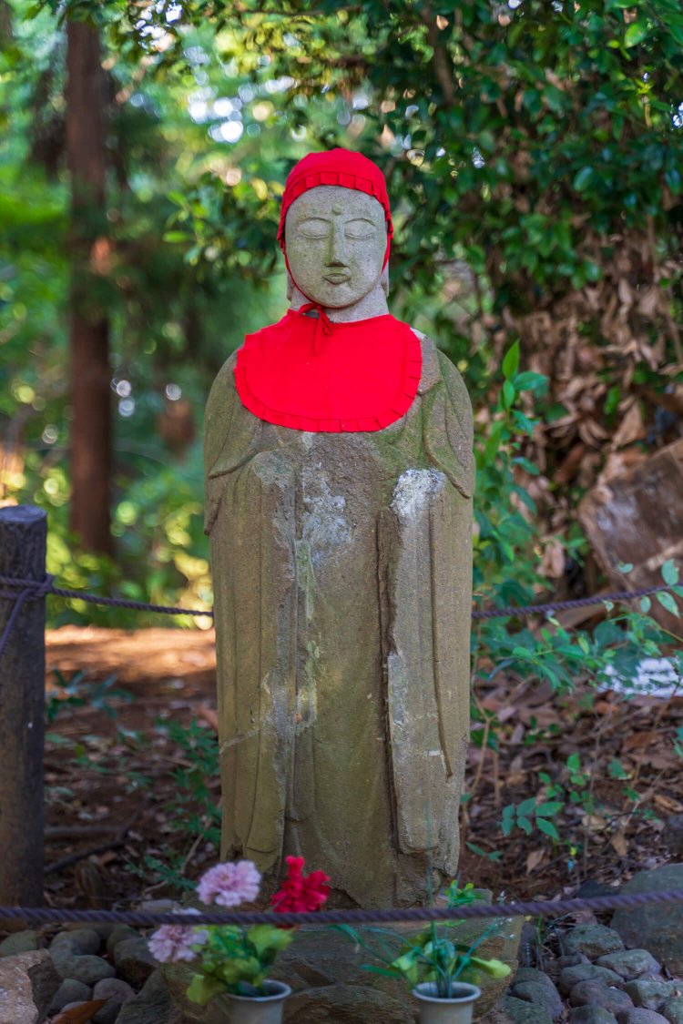 地蔵や古い碑などが時代を感じさせる。