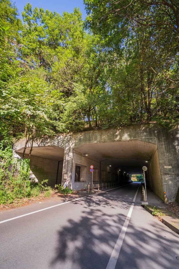 八王子第二トンネル。テレビなどでも有名スポットとして取り上げられる。向かって左側が未舗装のままだ。