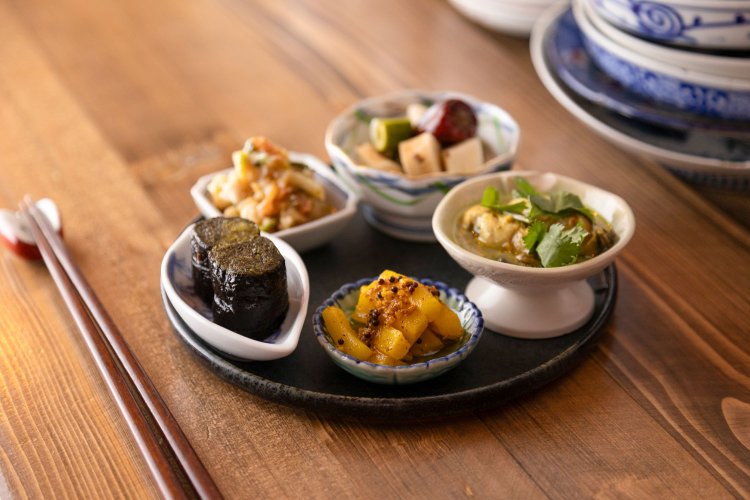 新大根の浅漬けをはじめとした料理がそろう前菜5種盛り1500円。