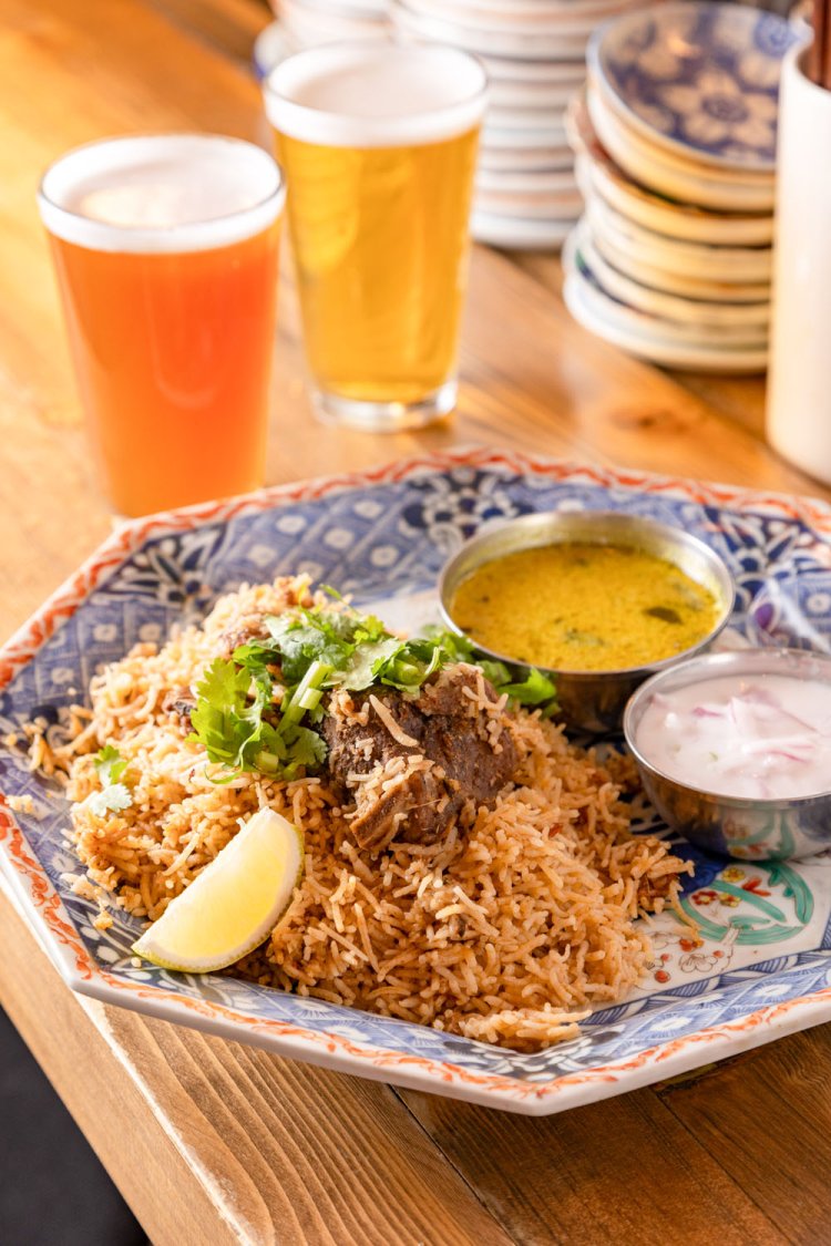 インド人の友人から直伝された炊き込みごはんのビリヤニ1500円。クラフトビール1100円～との相性抜群。