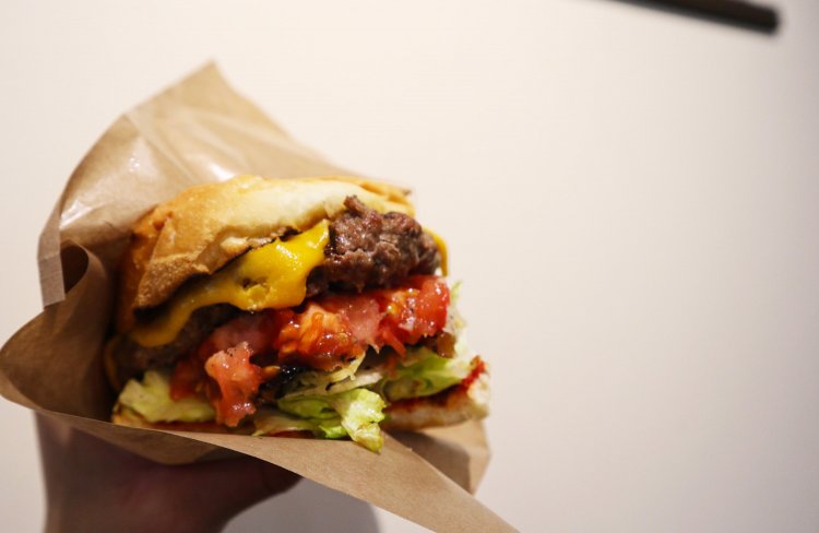 迫力満点のハンバーガーが登場。ナイフとフォークも用意されていたが、今回は大きな口を開けて贅沢にガブリ！