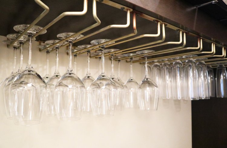 『DECARY』にはソムリエも在籍しているので、オフの日は昼間からワインを嗜むのもおすすめ。