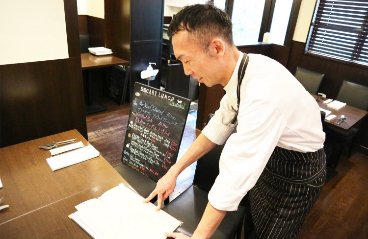 メニュー片手に、とっても気さくに取材に応じてくれた榎本さん。