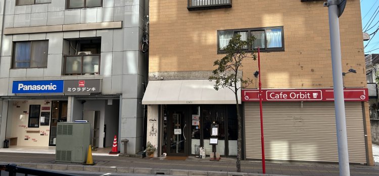 赤い看板は旧店舗のもの。2024年1月からは隣のビルでカフェを営業している。