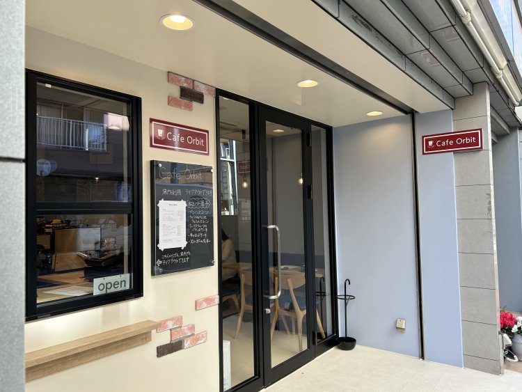 店内に入らずに小窓からもテイクアウトできる。