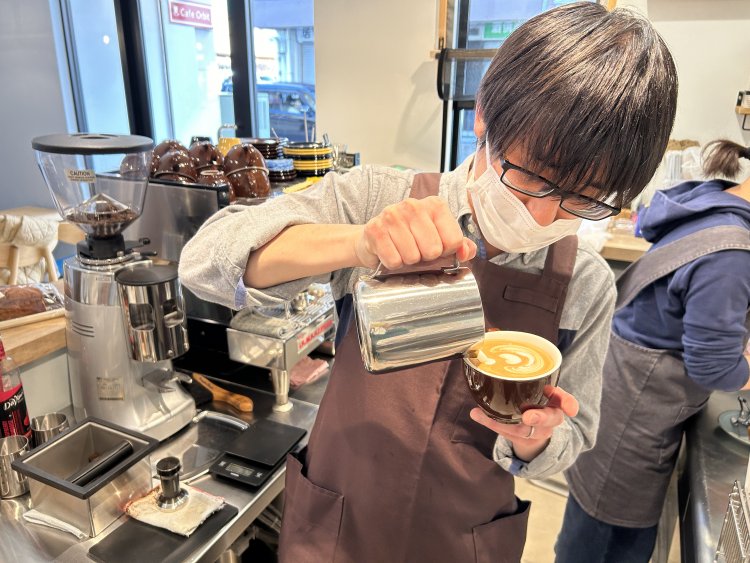 渡辺さんが作るフリーポアのラテアートは美しい。