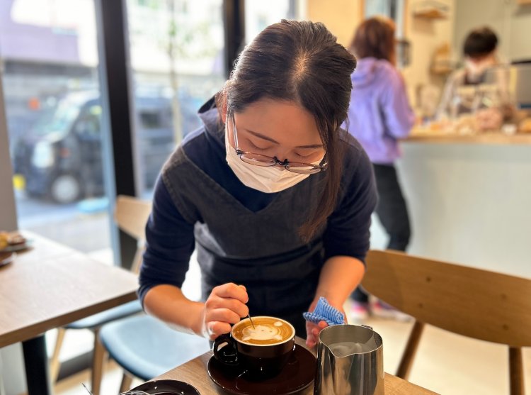 絵を描くエッチングのラテアートは恵美さんが行っている。