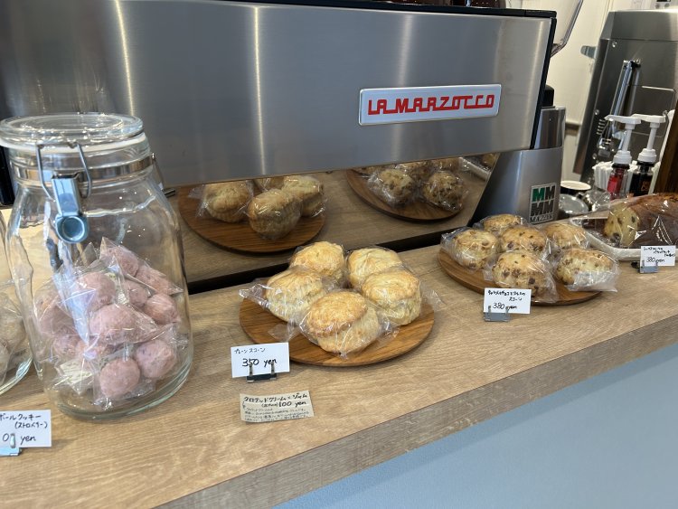 3～4種類の手作りの焼き菓子が並ぶ。