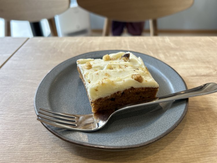 キャロットケーキはやさしい甘さとナッツの食感が魅力。