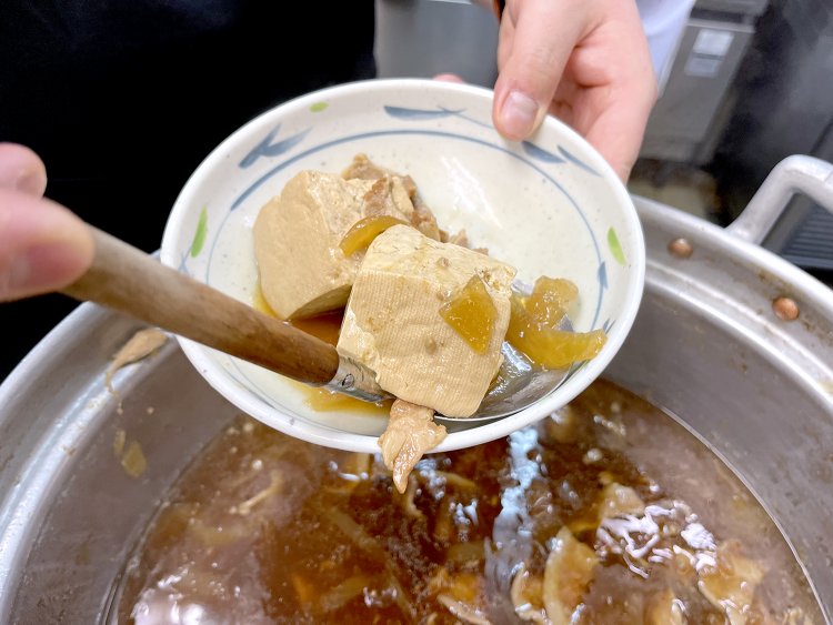 大きめの豆腐と豚肉、玉ねぎがたっぷりの肉豆腐。前日から仕込んでいるからちょうど味がしみて食べ頃だ。