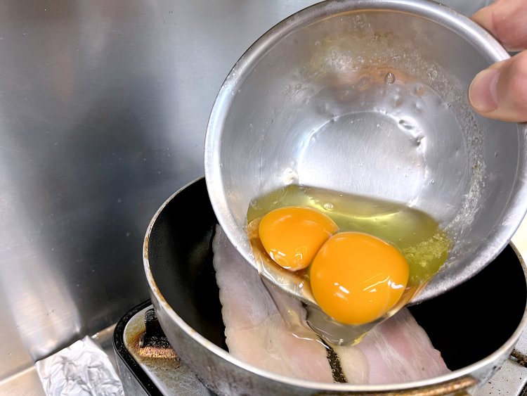 続いて卵を2個投入だ。