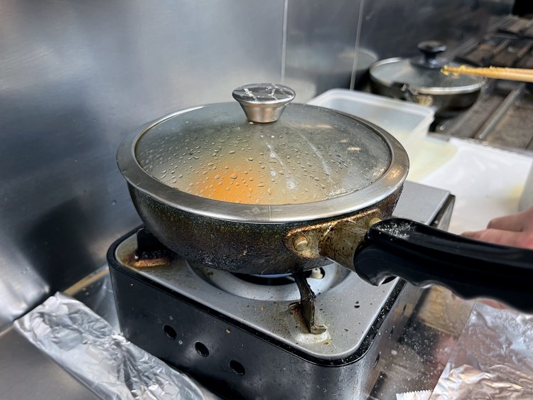 火入れ2分、フタをして1分。調理時間はおよそ3分だが、仕上がりはどんな感じかな？