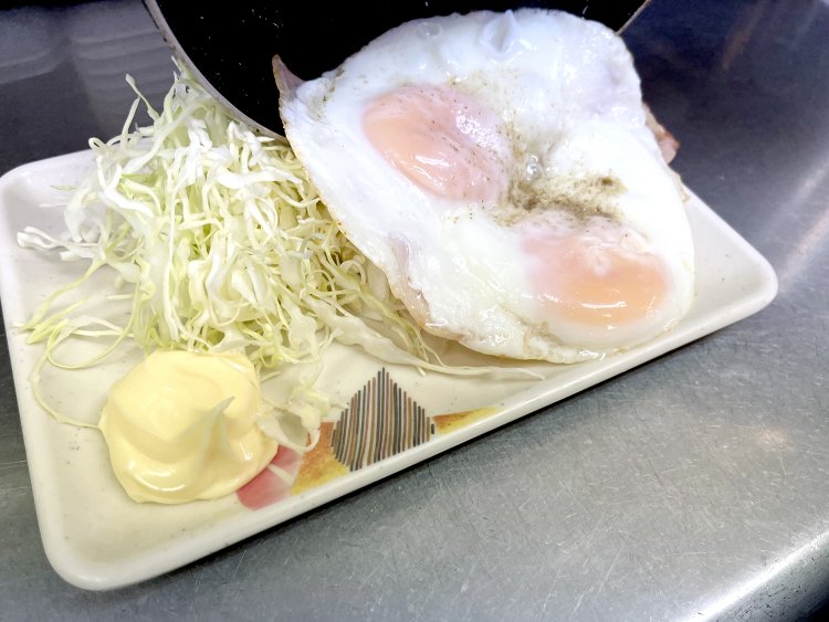 自家ブレンドの塩コショウをまとった目玉焼き。かなり好みの仕上がりです！