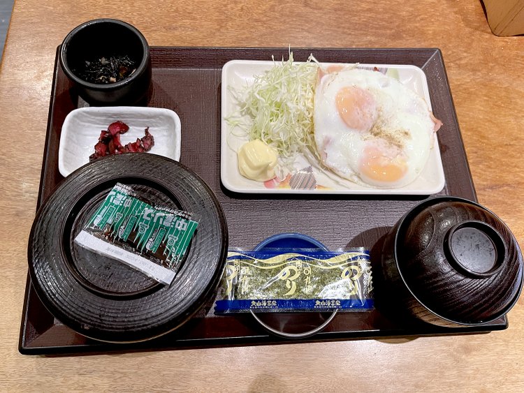 目玉焼き定食640円。ひじき煮、しば漬け、味のりがつく。
