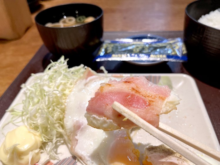 うっすら焼き色がついたベーコン。こんなにキレイに焼き上がったのは蒸らし時間の妙。うむむ、お見事！