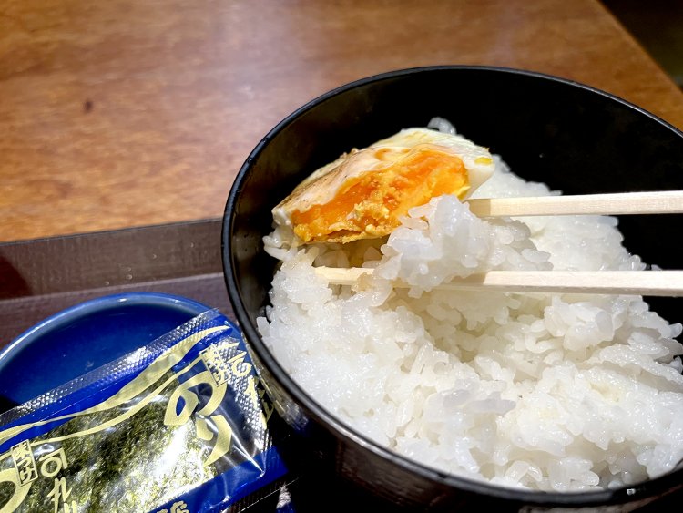 黄身がペースト状になっていていちばん好きな固さの目玉焼き。ご飯は無料で大盛りにできる。