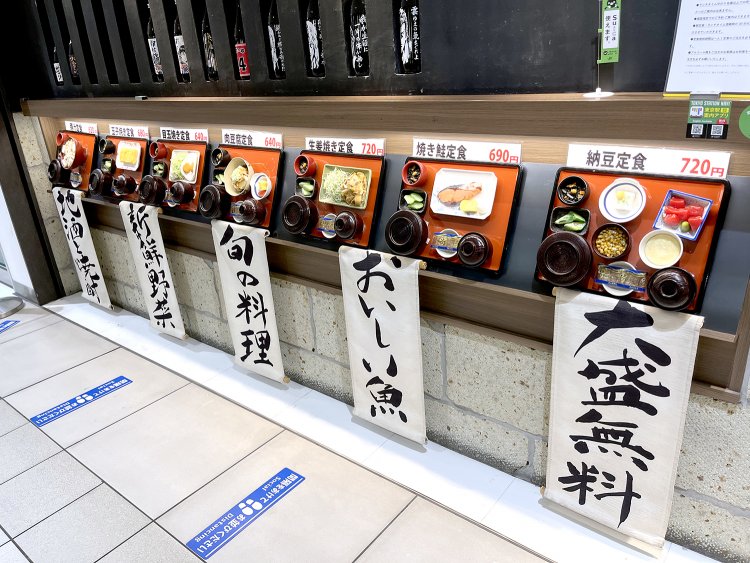 入り口の横にずらりと並んだ7種ある朝食のサンプル。名付けて“初藤の朝食セブン”だ！