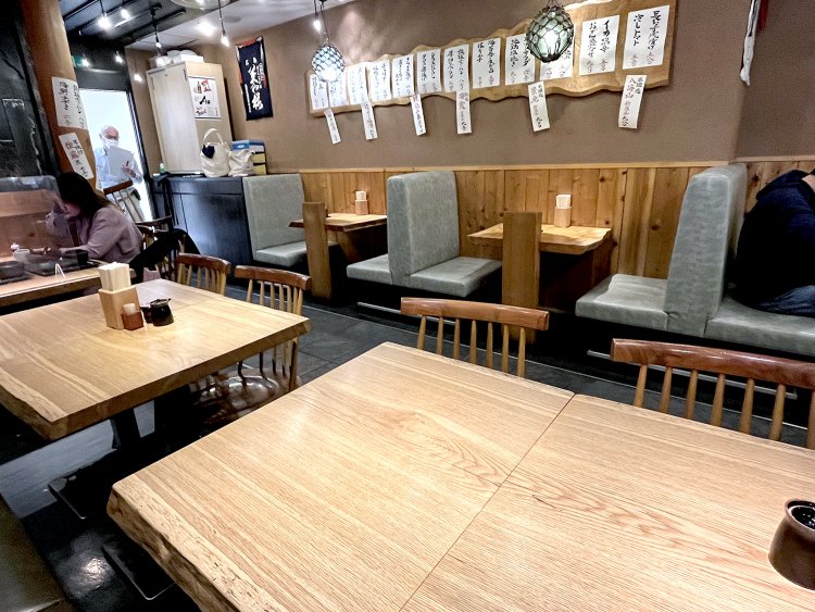 店内は通路が広いのでキャリーバッグを持ったままでも邪魔になりにくい。