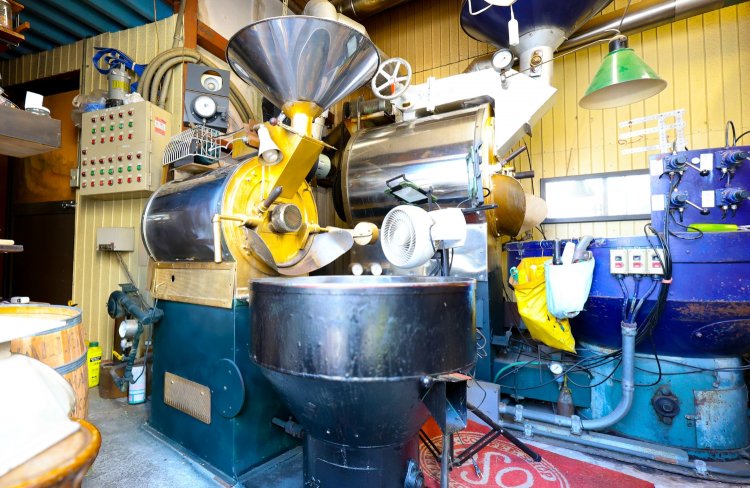 限られたスペースに収納するため一般にはない特殊な形になっている。たまたま訪れた焙煎機メーカーの人が見て驚いたという。