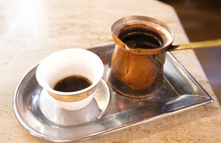 フィルターでこさずに煮出してつくるトルココーヒー800円は、コーヒー本来の甘さを感じる至極の逸品だ。