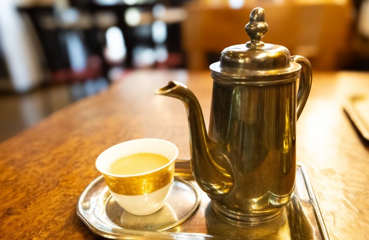 コーヒーだけでなく紅茶や中国茶にもこだわっている。インド風マサラチャイ700円は、カルダモンやシナモンを効かせたスパイシーで甘く濃厚なインド風のミルクティー。ほっとする優しい味わいだ。