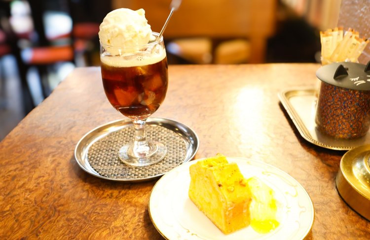 コーヒーフロート700円とレモンパウンドケーキ450円。昭和レトロ感がたまらない。
